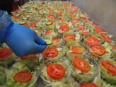 Klaarmaken van de salade bakjes Klaarmaken van de salade bakjes
